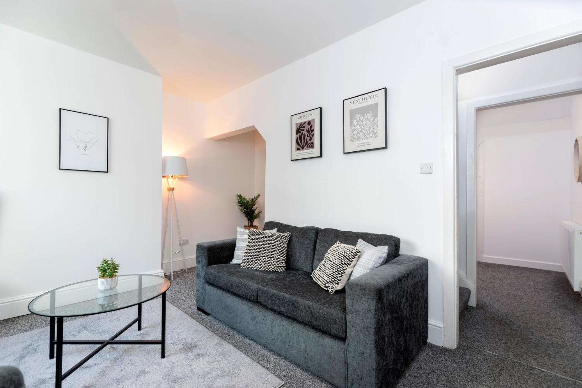 Quiet And Comfy House With 2 Bedrooms And 2 Bathrooms Super Fast Wifi And Crisp Hotel Standard White Linen Hosted By Our Home Short Stays Darlington (Durham) Exterior foto
