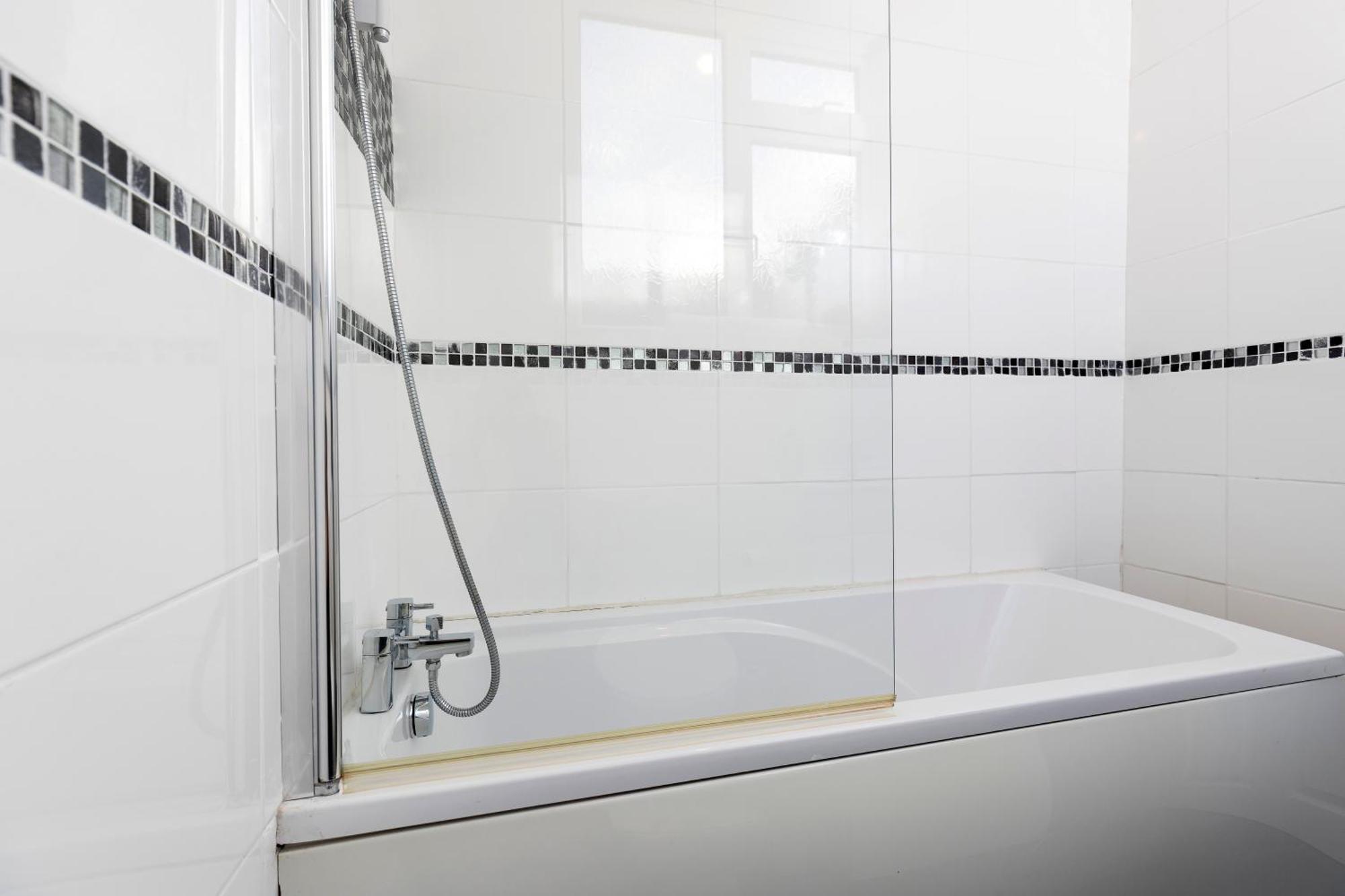 Quiet And Comfy House With 2 Bedrooms And 2 Bathrooms Super Fast Wifi And Crisp Hotel Standard White Linen Hosted By Our Home Short Stays Darlington (Durham) Exterior foto
